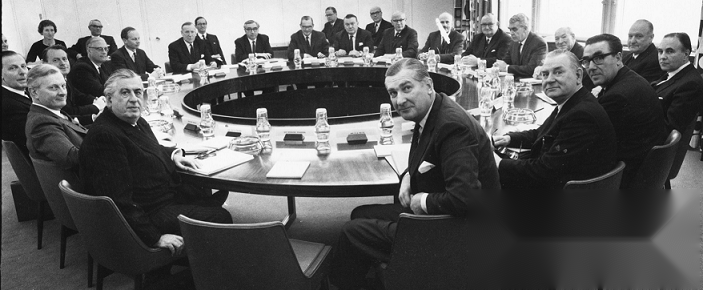 Bestuurders rond een grote vergadertafel